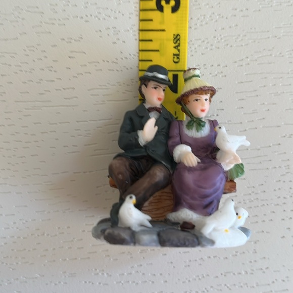 O’Well’s Christmas Village Accessory Resin Figurine - couple with Birds - Picture 4 of 8